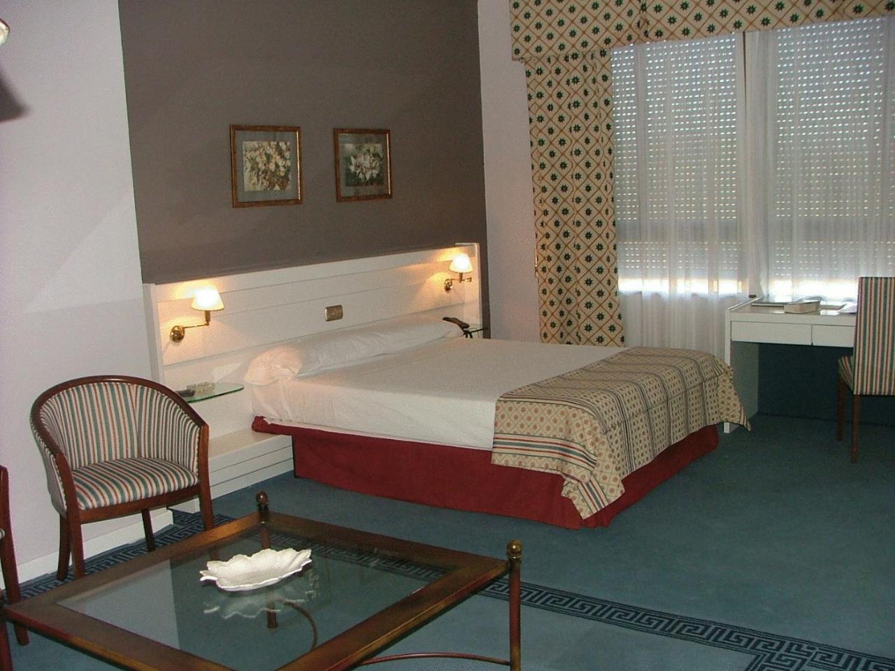 Hotel Las Cigueenas Trujillo Szoba fotó